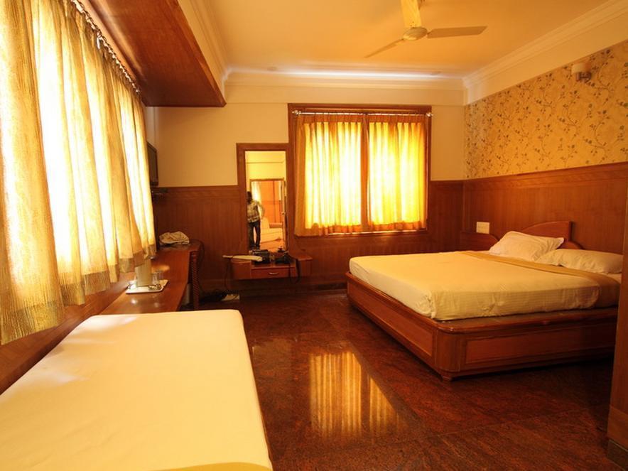 Mahendra Hotels Mysore Bagian luar foto
